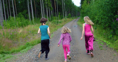 dzieci biegnące przez las